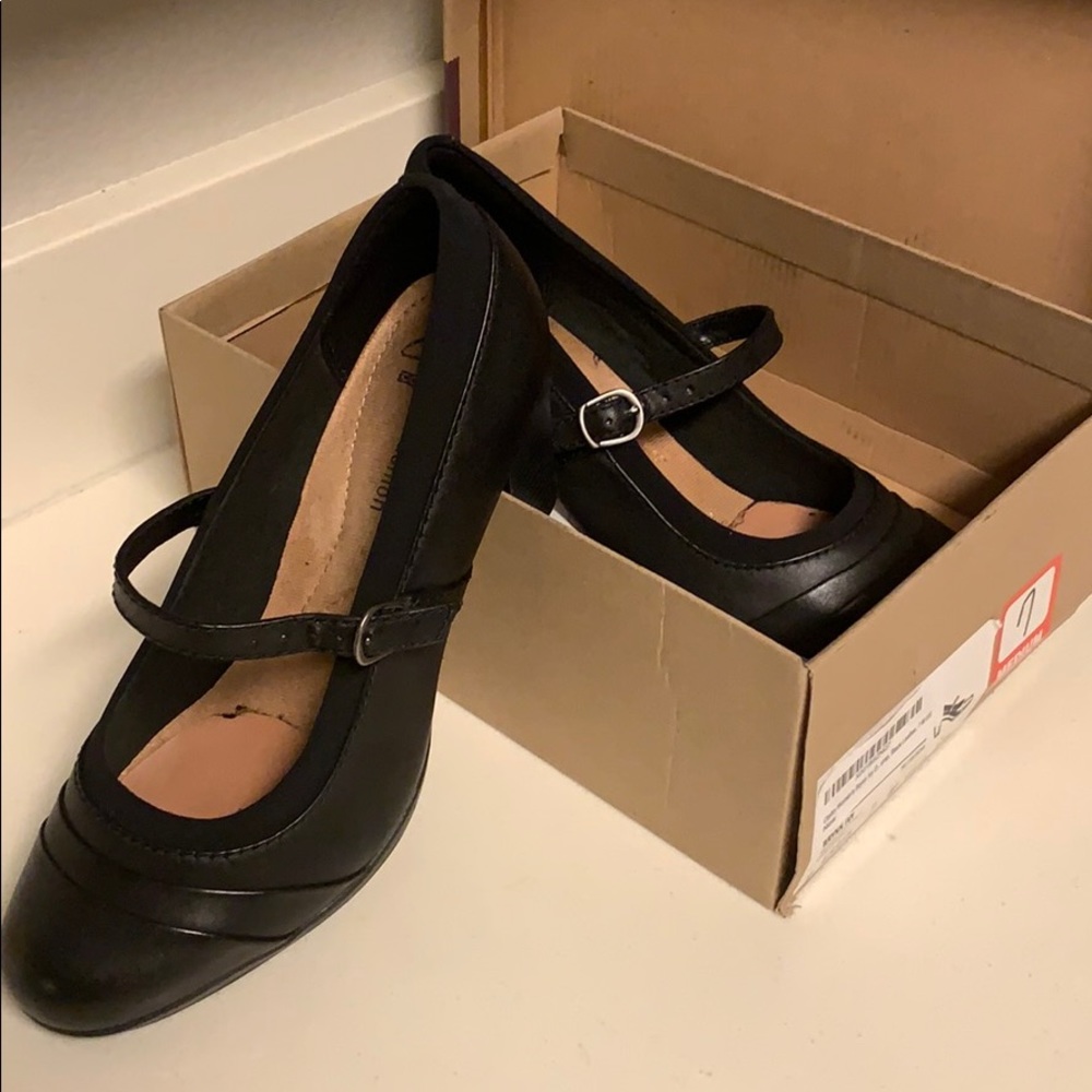 Clarks Women’s heal (Flight Attendant Shoe)